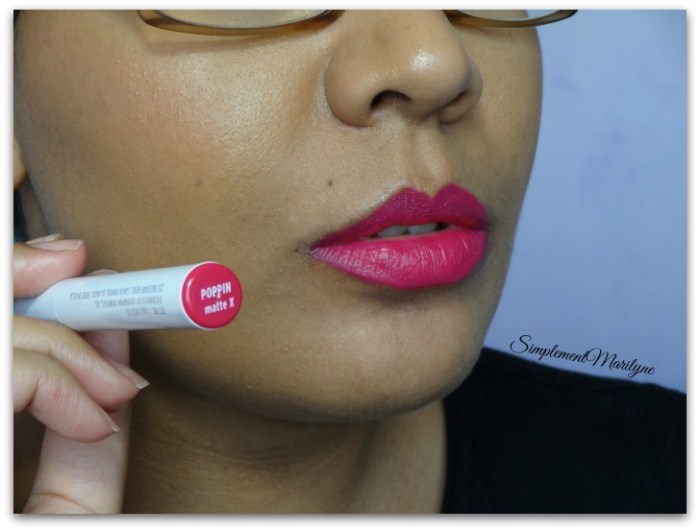Swatch lippie stix poppin matte x colourpop teinte parfaite été summer rouge à lèvres simplement marilyne