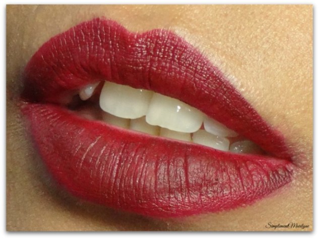 famous huda beauty liquid matte swatch peau métissée rouge à lèvres liquide matte simplement marilyne