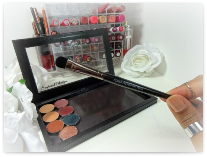 MAKEUP GEEK BRUSH - FOILED BRUSH pinceau mug beaches and cream crème brulee cocoa bear vintage burlesque houdini grandstand foiled eyeshadow fard à paupières simplement marilyne