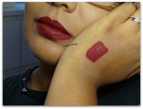 famous huda beauty liquid matte swatch peau métissée rouge à lèvres liquide matte simplement marilyne