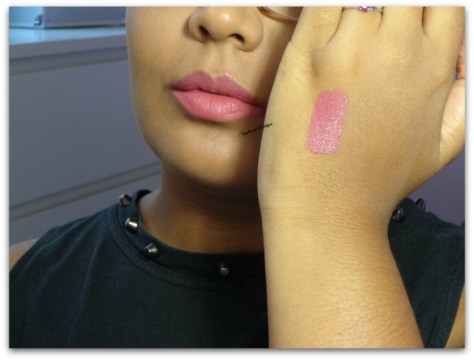 trophy wife huda beauty liquid matte swatch peau métissée rouge à lèvres liquide matte simplement marilyne