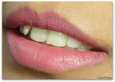 trophy wife huda beauty liquid matte swatch peau métissée rouge à lèvres liquide matte simplement marilyne