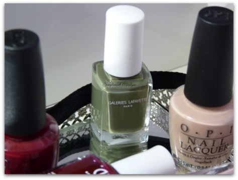 alban les galleries lafayette vernis à ongles nail lacquer kaki collier emme stella&dot simplement marilyne opi samaon sand