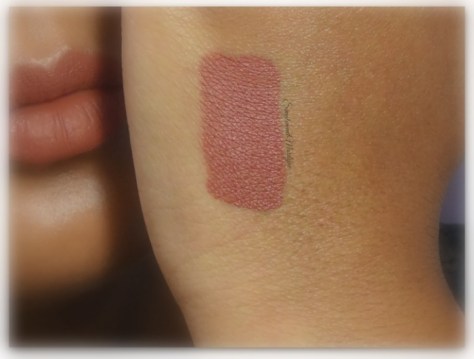 Gerard-cosmetics-hydra-matte-liquid-lipstick-swatch-1995-peau-metisse-1995- hydra-matte-liquid-lipstick-rouge-à-lèvres-revue-swatch-simplement-marilyne