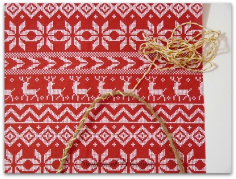 DIY-noel-suspension-bois-guirlande-lumineuse-diy-creation-ficelle-doree-simplement-marilyne