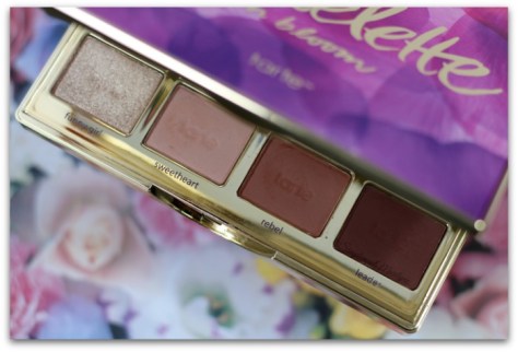 funny-girl-sweetheart-rel-leader-Tartelette-in-bloom-clay-2-tarte-cosmetics-maquillage-palette-yeux-neutre-tons-chauds-simplement-marilyne