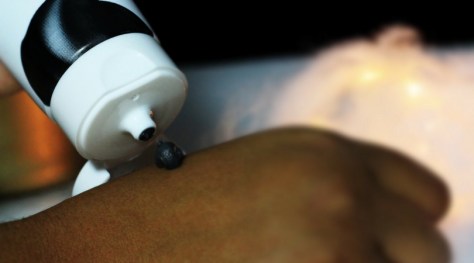 Nettoyant au charbon Nyx couleur grisâtre